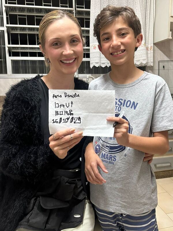  Com 18 anos de carreira, a profissional, além da já conhecida excelência em maquiagem social, acumula atuações também em maquiagem para cinema